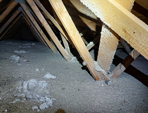 Zateplení stropu kulturního sálu pomocí foukané izolace